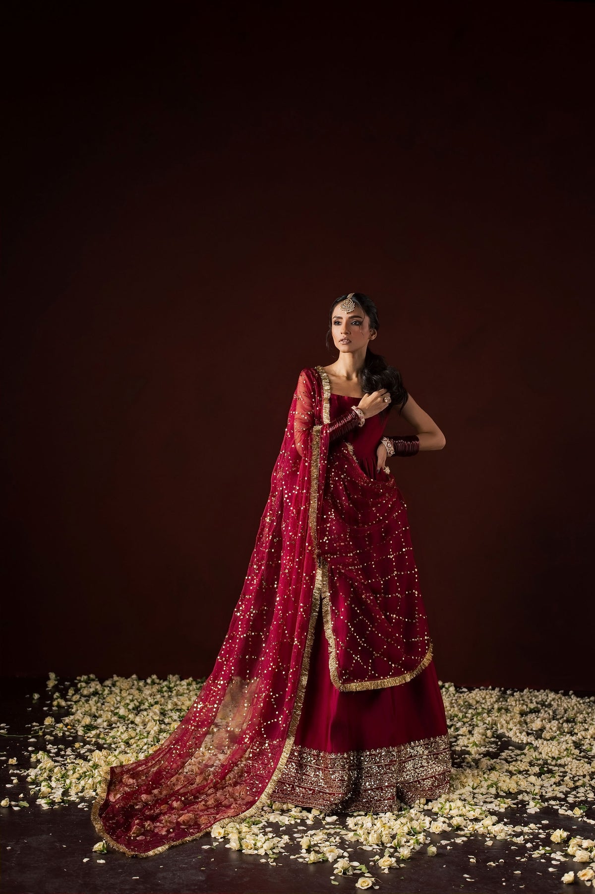 Zonaira Ahmed Neysa maroon wedding formal peshwas – full front hero shot with the gold mukesh dupatta trailing to the floor, hand on hip
